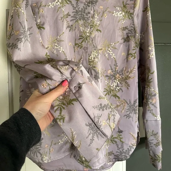 Gina Tricot Silky Floral Satin Button Down Blouse Lavender Purple Bell Sleeves - Picture 3 of 6